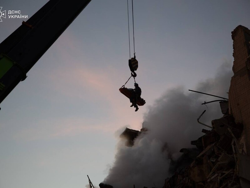 "Це диво, як він вижив". У ДСНС розповіли про порятунок 20-річного юнака з-під завалів у Тернополі 