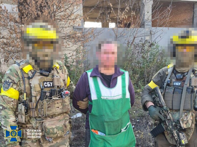 Продавчиню з Лимана підозрюють у тому, що вона коригувала російські бомбардування міста