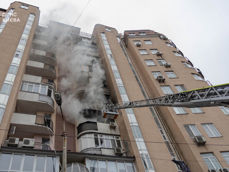 В центре Киева горела многоэтажка после взрыва зарядной станции. Фото