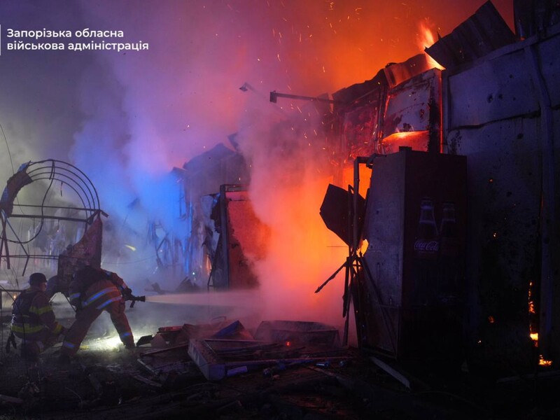 Росія вдарила КАБ по Запоріжжю. Уже відомо про п'ятьох загиблих, у місті пожежі. Фото, відео