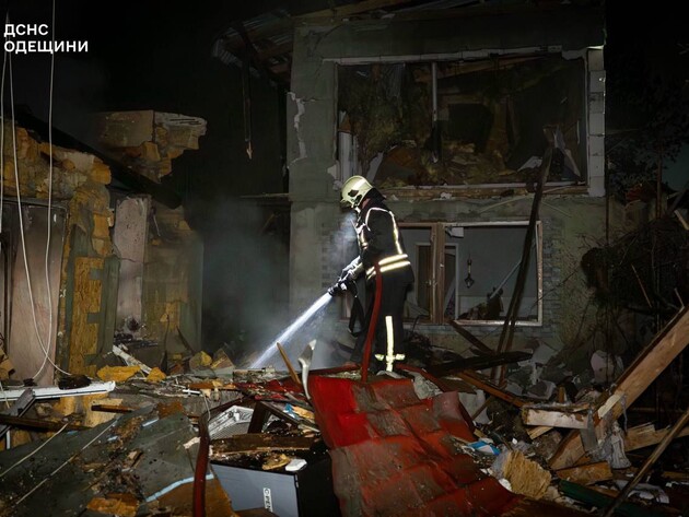 Одессу атаковали российские беспилотники, один из них залетел в окно высотного дома. Видео