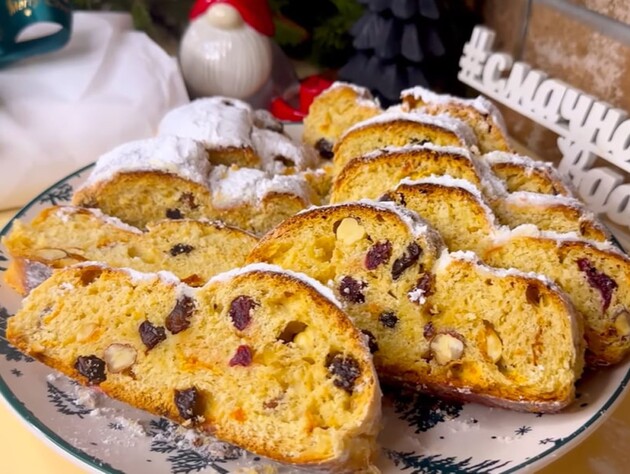 В конце ноября приготовьте этот классический штоллен – и к Рождеству он удивит невероятным вкусом. Рецепт 