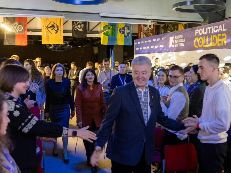 Військовий Сазонов: Порошенко вимагає пост прем'єра в обмін на голоси за бюджет і мирні переговори