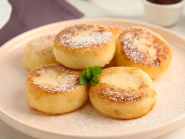Замените этим муку – и сырники будут пышные и нежные. Советы, пропорции и секретный лайфхак с яйцом