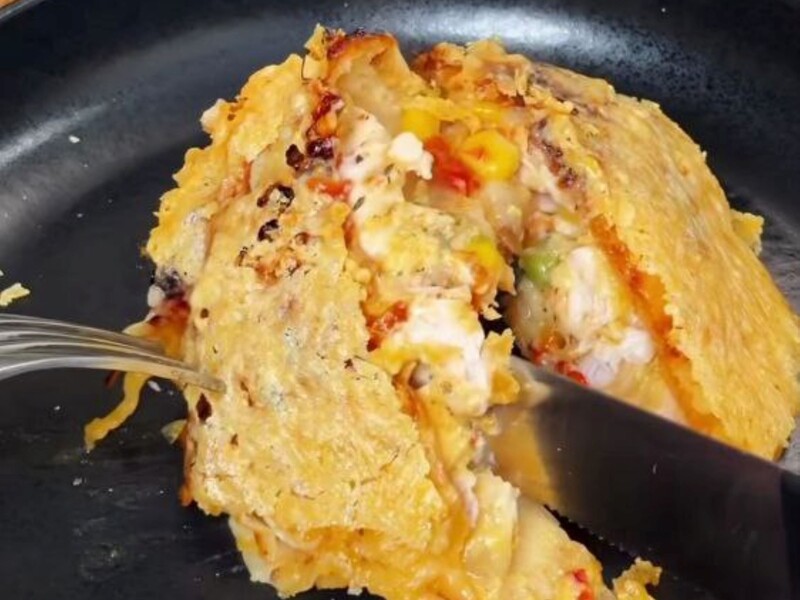 Загорніть цю начинку в лаваш – і отримаєте дуже смачну й соковиту страву. Швидкий рецепт