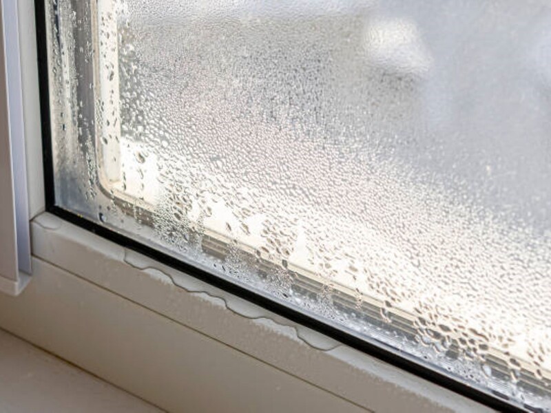 Если на окнах появляется конденсат – это надо немедленно исправлять. Четыре самые распространенные причины