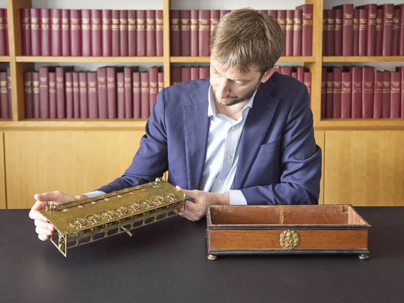 Франція зупинила продаж унікального калькулятора Паскаля. Що сталося?