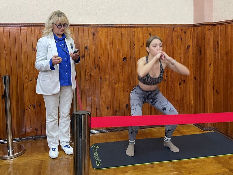 Українка безперервно присідала понад годину й установила рекорд. Скільки повторів вона змогла зробити