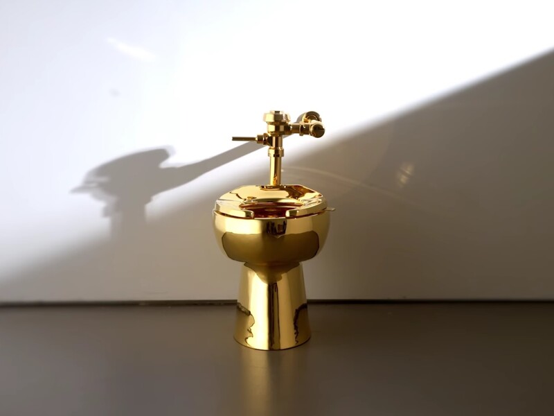 Золотий унітаз America продали на аукціоні за $12,1 млн. Його придбав відомий американський бренд