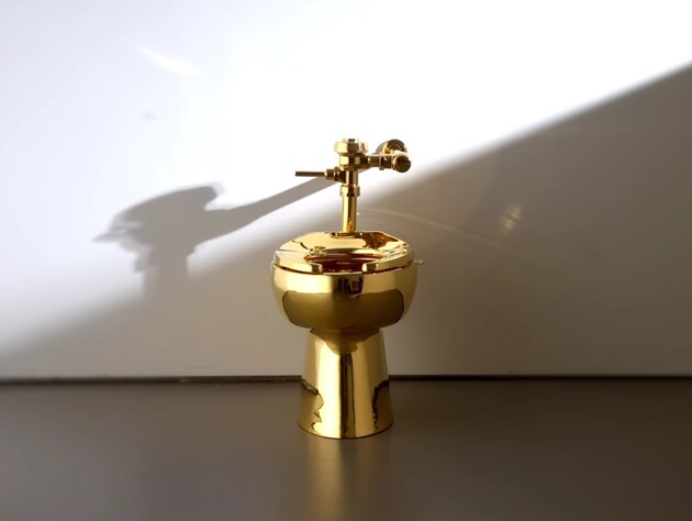 Золотой унитаз America продали на аукционе за $12,1 млн. Его приобрел известный американский бренд