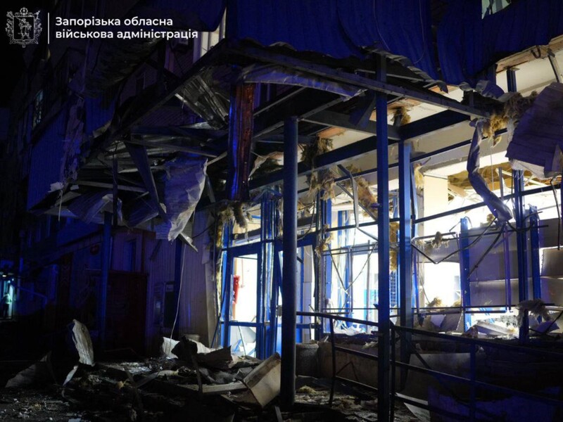 "Де має бути безпека й тиша, тепер уламки і дим". РФ обстріляла магазин і будинки в Запоріжжі, є поранені