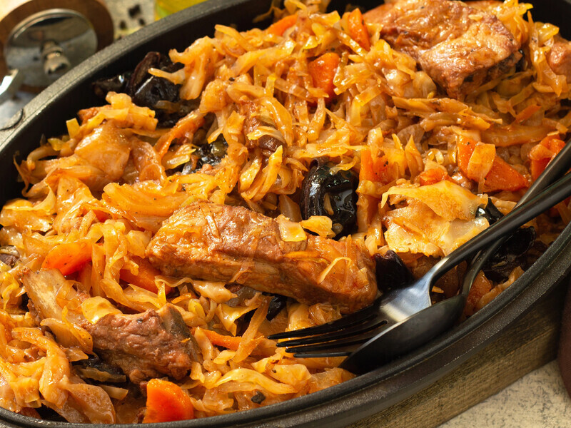 Протушите капусту с мясом – и наслаждайтесь невероятно сытным блюдом. Проверенный рецепт