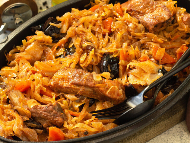 Протушкуйте капусту з м'ясом – і насолоджуйтеся неймовірно ситною стравою. Перевірений рецепт