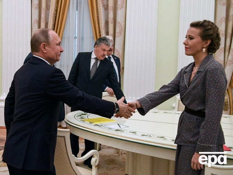 "Є велика ймовірність, що він убив вашого батька". Соболь дорікнула Собчак за поцілунок із Путіним