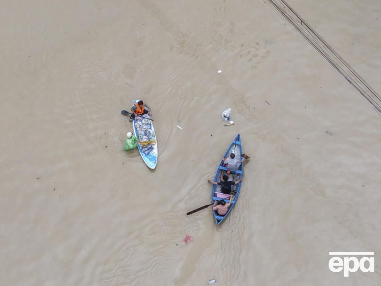 В'єтнам накрили сильні повені. Десятки загиблих, є зниклі безвісти. Фоторепортаж