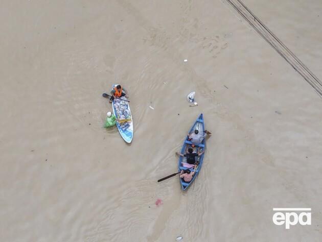 В'єтнам накрили сильні повені. Десятки загиблих, є зниклі безвісти. Фоторепортаж