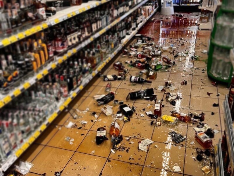 Киевлянин бил бутылки с алкоголем в столичном супермаркете. Полиция назвала причину