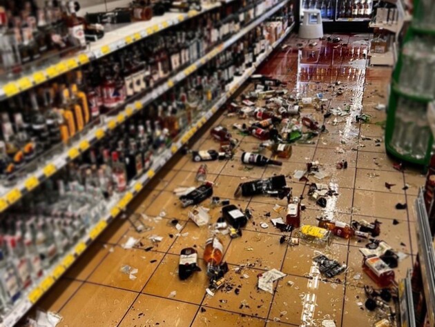 Киевлянин бил бутылки с алкоголем в столичном супермаркете. Полиция назвала причину