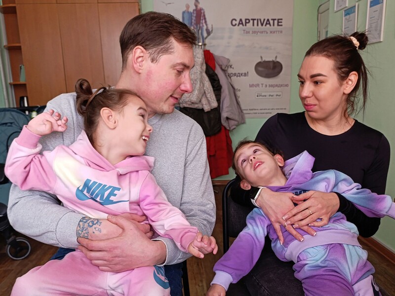 Четырехлетние сестры-близнецы из Черниговской области получили слуховые аппараты от Фонда Рината Ахметова