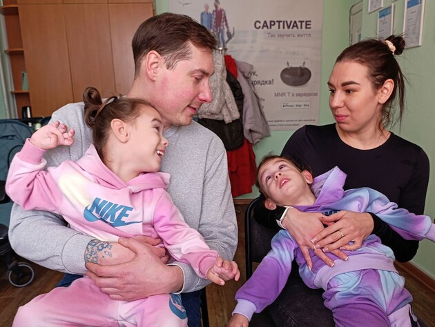 Чотирирічні сестри-близнючки із Чернігівської області отримали слухові апарати від Фонду Ріната Ахметова