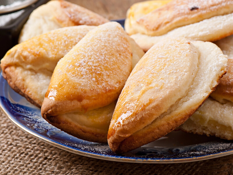 Приготовьте эти нежные и очень вкусные сочники на завтрак. Рецепт – простой, секрет – в начинке