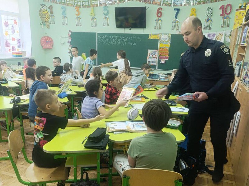 В каждой школе должны быть видеокамеры, металлодетекторы и полицейский – Клименко