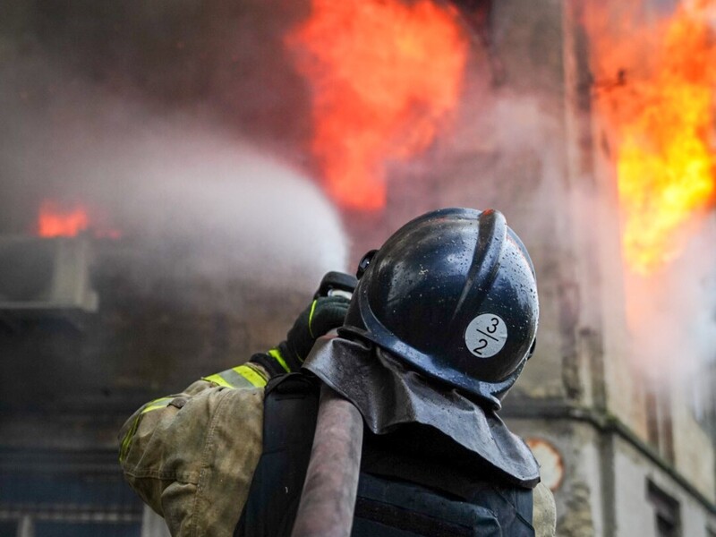 РФ б'є по Одесі – там вибухи й пожежі. Дрон, імовірно, влучив у житловий будинок. Відео