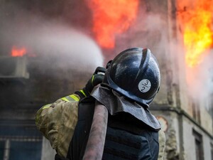 РФ бьет по Одессе – там взрывы и пожары. Дрон, вероятно, попал в жилой дом. Видео