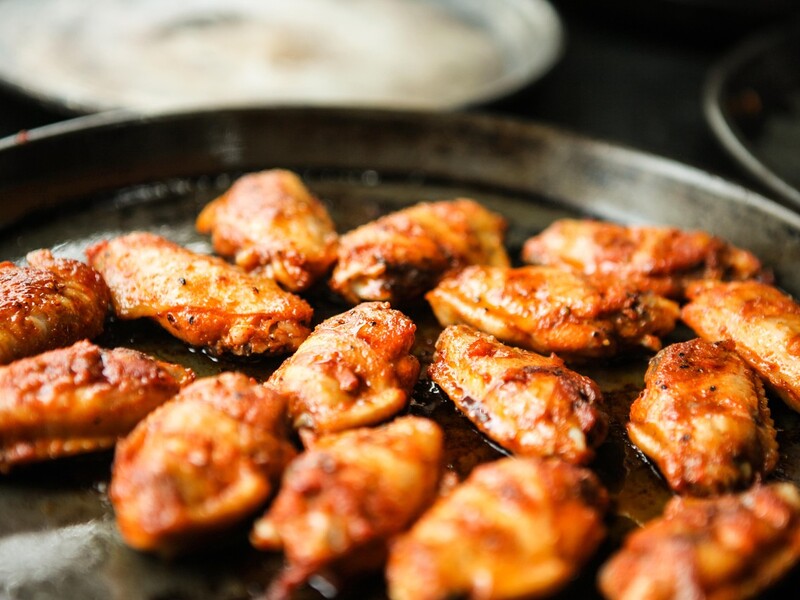 Таке м'ясо є найбільш універсальним. Запечені курячі стегенця