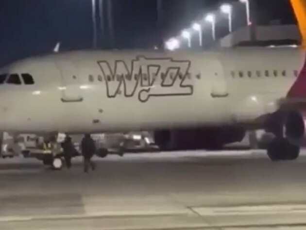 У Німеччині пасажири намагалися наздогнати літак, вибігши на злітну смугу. Відео