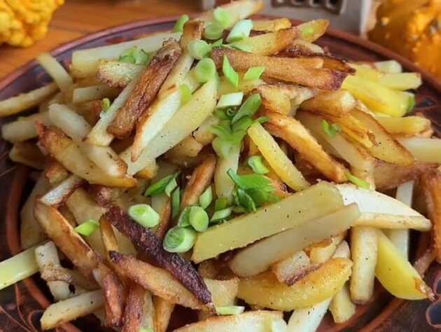 Посипте сковороду борошном – і смажена картопля вийде неймовірно хрумкою. Секрет – у пропорціях