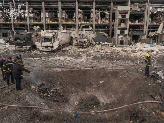 Ночью РФ повредила ракетой логистический центр супермаркета Novus в Киеве. Среди погибших – водители поставщиков 