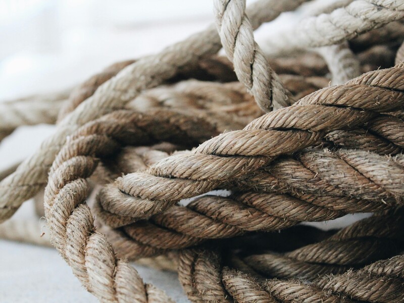 "Жила в страхе и унижениях". В Киевской области отчима подозревают в доведении падчерицы до самоубийства