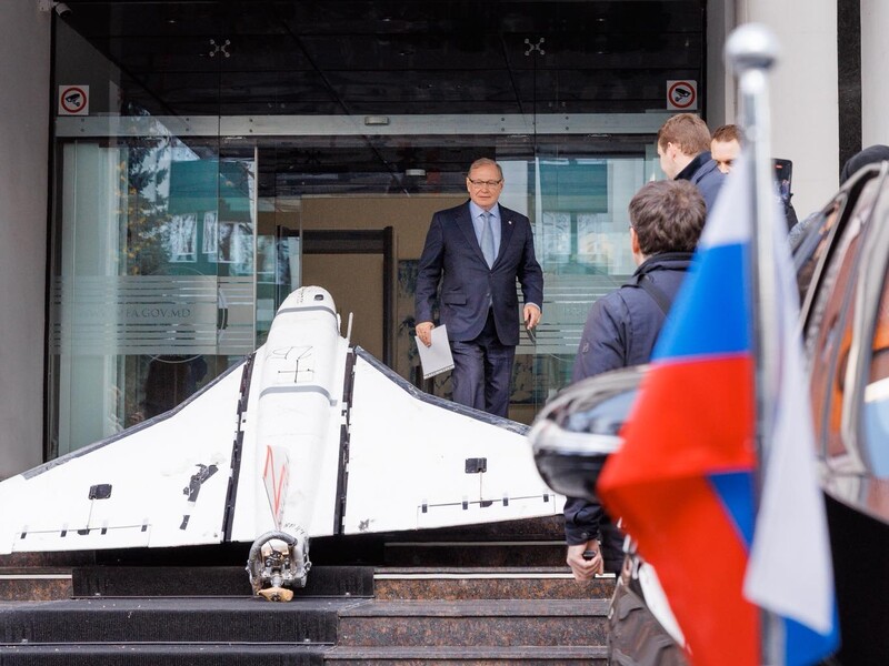 Посла РФ после выхода из МИД Молдовы ожидал сбитый российский Z-дрон. Дипломату вручили ноту протеста