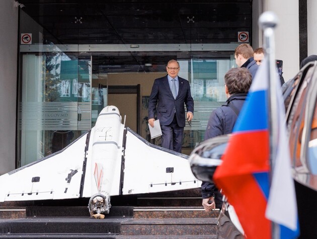 Посла РФ после выхода из МИД Молдовы ожидал сбитый российский Z-дрон. Дипломату вручили ноту протеста