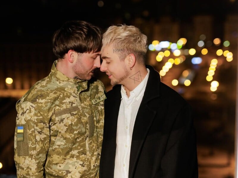 Відомий блогер засумнівався, що заручини Melovin із коханим у центрі Києва – справжні