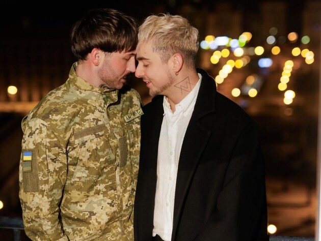 Известный блогер усомнился, что помолвка Melovin с возлюбленным в центре Киева – настоящая