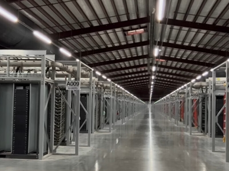 35 тис. серверів в одному відео. Син Трампа показав майнінг-ферму в Техасі