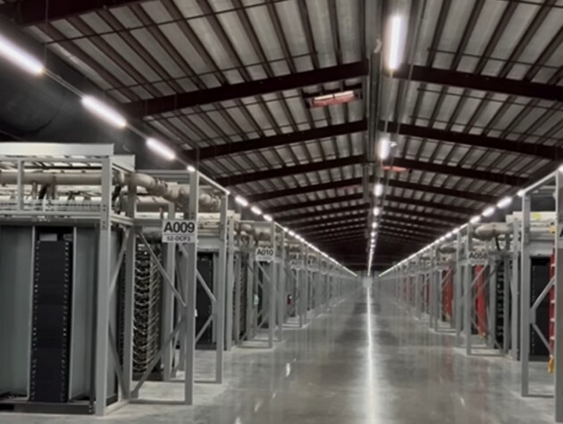 35 тис. серверів в одному відео. Син Трампа показав майнінг-ферму в Техасі