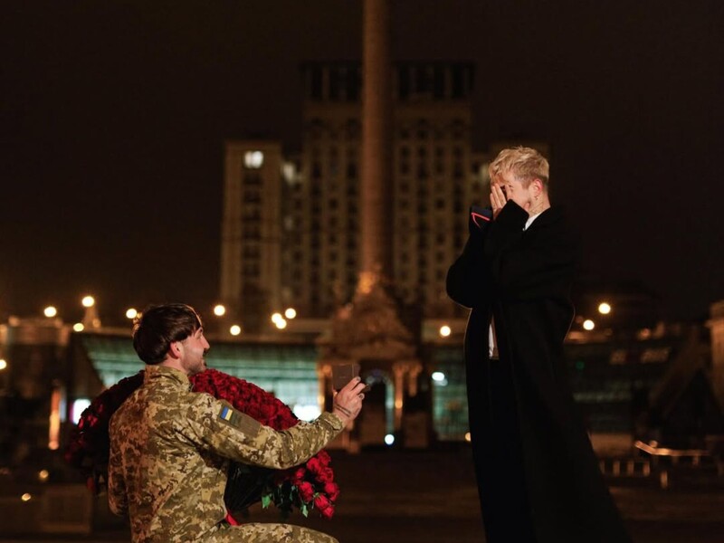 За два тижні до заручин Melovin публічно заявив, що в нього немає коханої людини. Відео