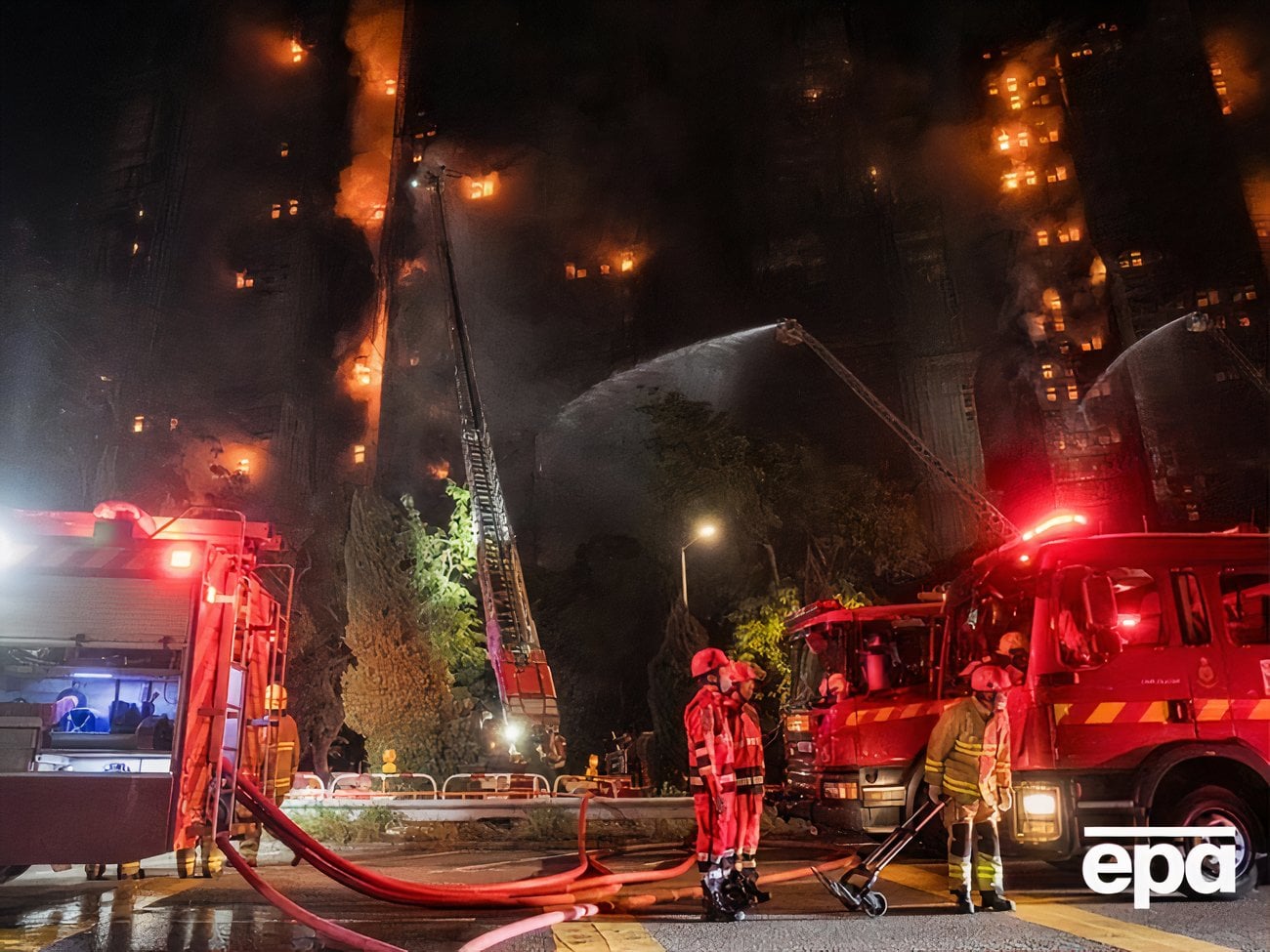 Унаслідок великої пожежі в Гонконзі вже 36 загиблих, майже 300 людей зникли безвісти. Фото