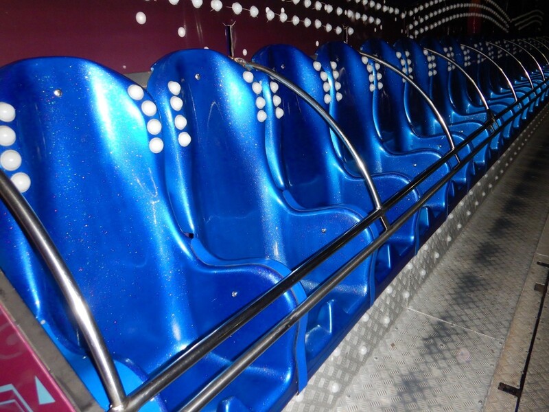 В Кременчуге из набиравшего скорость аттракциона выпали подростки