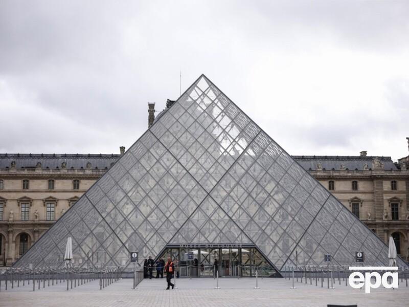 Причетні чоловіки зі "слов'янським акцентом". Поліція розкрила нові подробиці пограбування Лувру