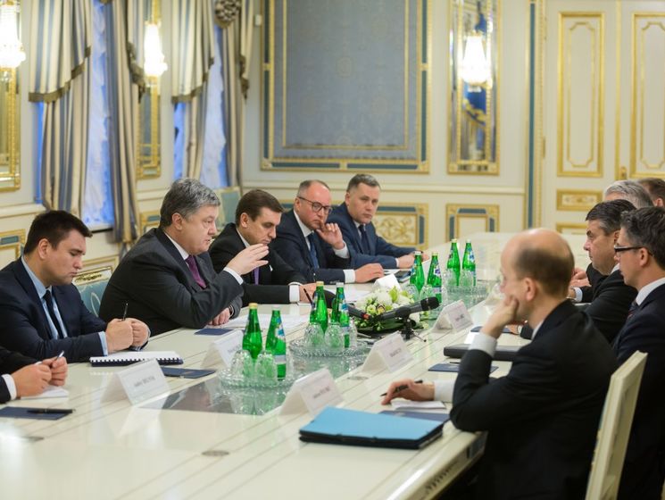 Порошенко заявив, що агресія РФ проти України вимагає залучення нових санкційних інструментів з боку ЄС
