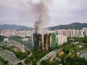 Спустошлива пожежа в Гонконзі забрала життя 55 людей, сотні зникли безвісти. Як це могло статися?