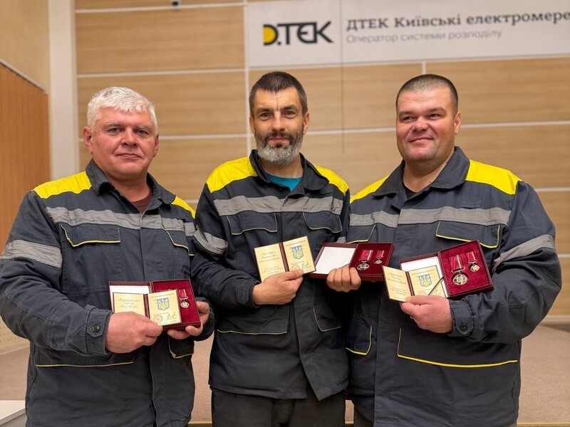 Три энергетика ДТЭК получили знаки отличия от КГВА за ремонты после обстрелов