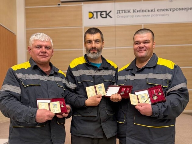 Три энергетика ДТЭК получили знаки отличия от КГВА за ремонты после обстрелов