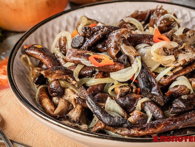 Що додати до опеньків під час смаження? Рецепт від Клопотенка