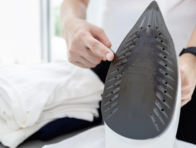 Всего одна таблетка из аптечки – и утюг будет как новый. Совет, как отмыть загрязнения с подошвы электроприбора