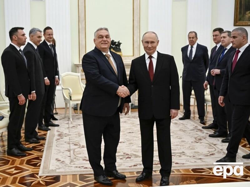 Орбан зустрівся з Путіним у Москві й мало не зіткнувся з ним задом. Відео